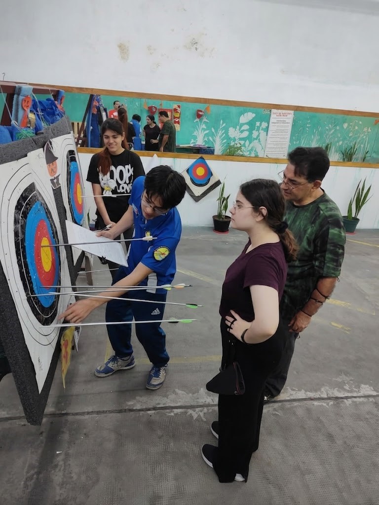 Instructor controlando los tiros y tomando nota en la planilla